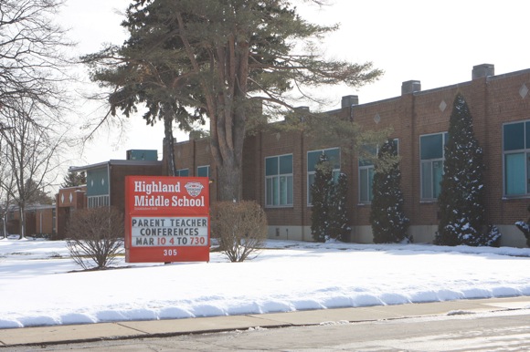 A picture of Highland Middle School before it closed