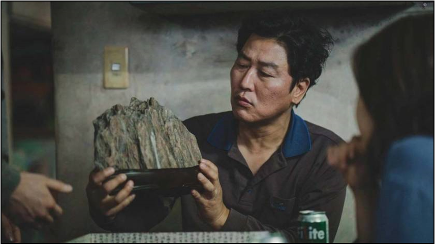 Song Kang-Ho handling the large rock in the movie Parasite 