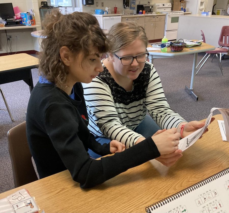 Senior Lauren Martin helping Ruby in class (Photo courtesy of Maria Kormos)