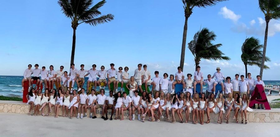 Seniors gather in front of the Rivera Maya sign during white night (Photo courtesy of Kim Jackson). 