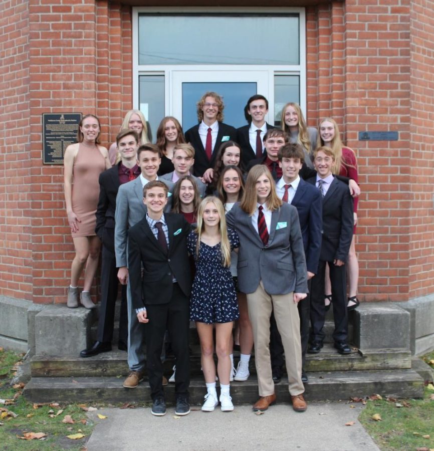 The boys and girls team pose in front of the Powerhouse before their pre-race dinner (Photo courtesy of Fred Schwendenmann).